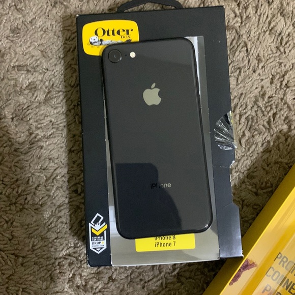 iPhone 8 never used in good condition with an otter box case to come with it